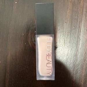 HUDA BEAUTY concealer